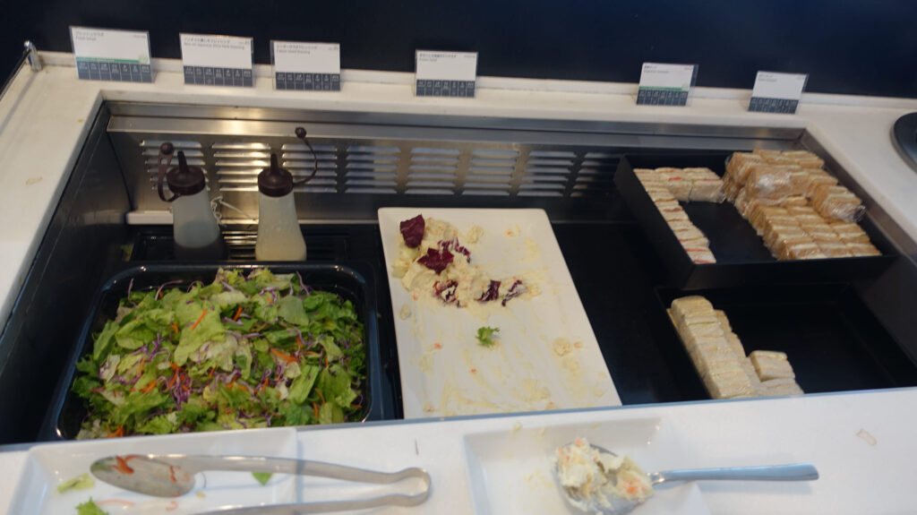 ANA LOUNGE(国際線)@ 羽田空港 HND
ラウンジごはんでは、世界の空港・ホテルのラウンジを中心に、サービスに含まれ無料でいただける食事やドリンクの紹介をしております。
ラウンジごはん ラウンジ ブッフェ ドリンク メニュー 食事 drink meal Lounge ワイン シャンパン
ブッフェ 無料 サラダ