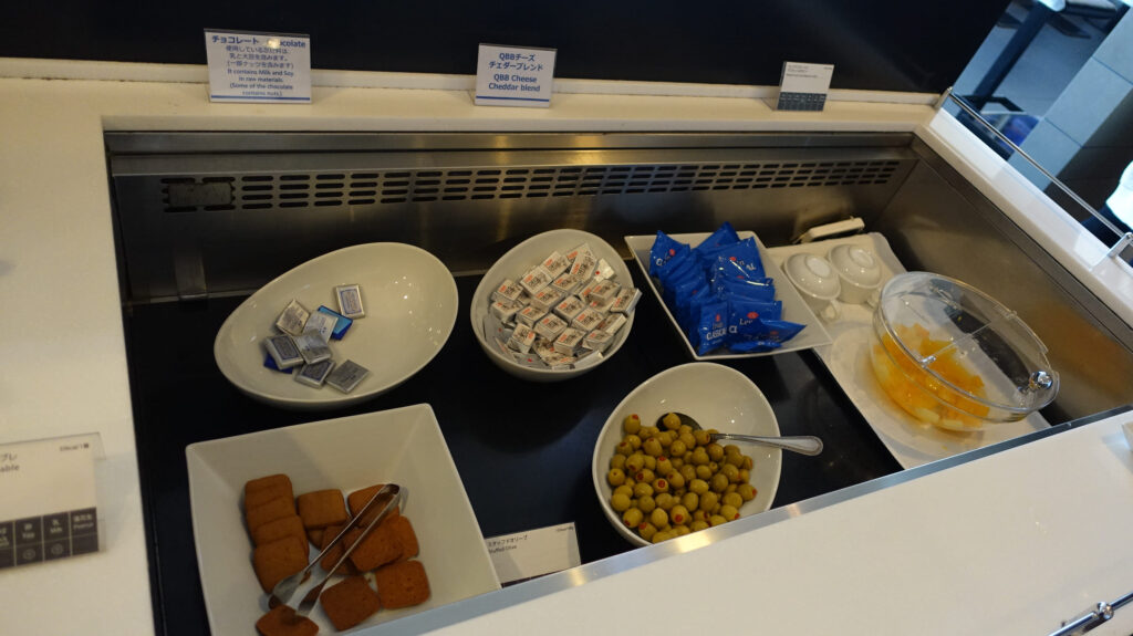 ANA LOUNGE(国際線)@ 羽田空港 HND
ラウンジごはんでは、世界の空港・ホテルのラウンジを中心に、サービスに含まれ無料でいただける食事やドリンクの紹介をしております。
ラウンジごはん ラウンジ ブッフェ ドリンク メニュー 食事 drink meal Lounge ワイン シャンパン
ブッフェ 無料 サラダ
