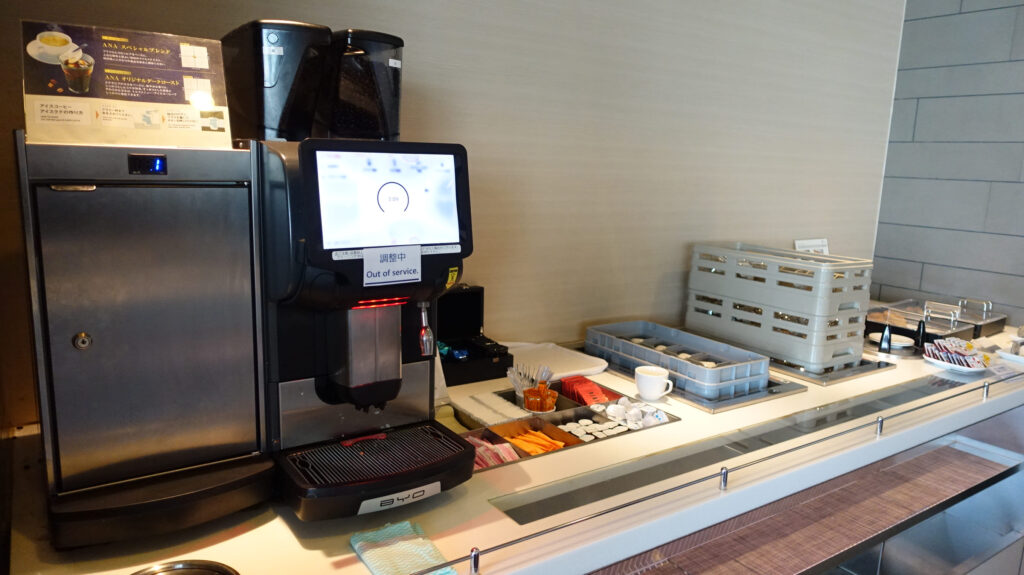ANA LOUNGE(国際線)@ 羽田空港 HND
ラウンジごはんでは、世界の空港・ホテルのラウンジを中心に、サービスに含まれ無料でいただける食事やドリンクの紹介をしております。
ラウンジごはん ラウンジ ブッフェ ドリンク メニュー 食事 drink meal Lounge ワイン シャンパン
ブッフェ 無料 サラダ
