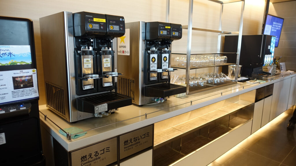ANA LOUNGE(国際線)@ 羽田空港 HND
ラウンジごはんでは、世界の空港・ホテルのラウンジを中心に、サービスに含まれ無料でいただける食事やドリンクの紹介をしております。
ラウンジごはん ラウンジ ブッフェ ドリンク メニュー 食事 drink meal Lounge ワイン シャンパン
ブッフェ 無料 サラダ