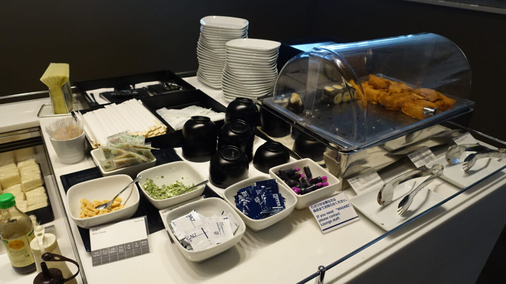 ANA LOUNGE(国際線)@ 羽田空港 HND
ラウンジごはんでは、世界の空港・ホテルのラウンジを中心に、サービスに含まれ無料でいただける食事やドリンクの紹介をしております。
ラウンジごはん ラウンジ ブッフェ ドリンク メニュー 食事 drink meal Lounge ワイン シャンパン
ブッフェ 無料 サラダ