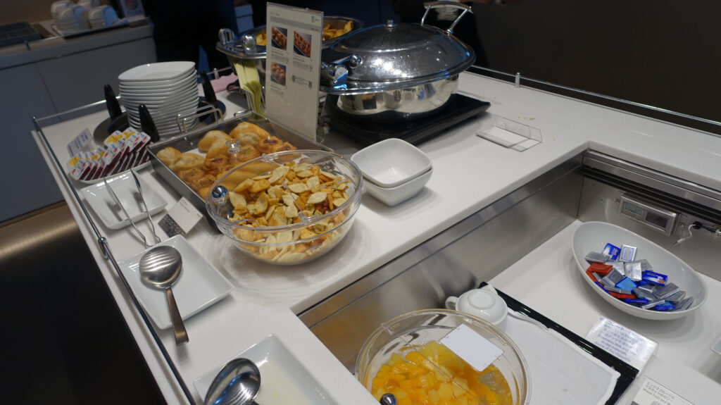 ANA LOUNGE(国際線)@ 羽田空港 HND
ラウンジごはんでは、世界の空港・ホテルのラウンジを中心に、サービスに含まれ無料でいただける食事やドリンクの紹介をしております。
ラウンジごはん ラウンジ ブッフェ ドリンク メニュー 食事 drink meal Lounge ワイン シャンパン
ブッフェ 無料 サラダ