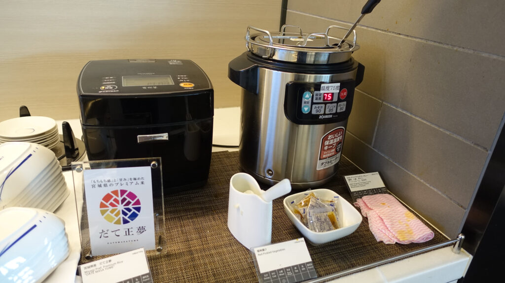 ANA LOUNGE(国際線)@ 羽田空港 HND
ラウンジごはんでは、世界の空港・ホテルのラウンジを中心に、サービスに含まれ無料でいただける食事やドリンクの紹介をしております。
ラウンジごはん ラウンジ ブッフェ ドリンク メニュー 食事 drink meal Lounge ワイン シャンパン
ブッフェ 無料 サラダ