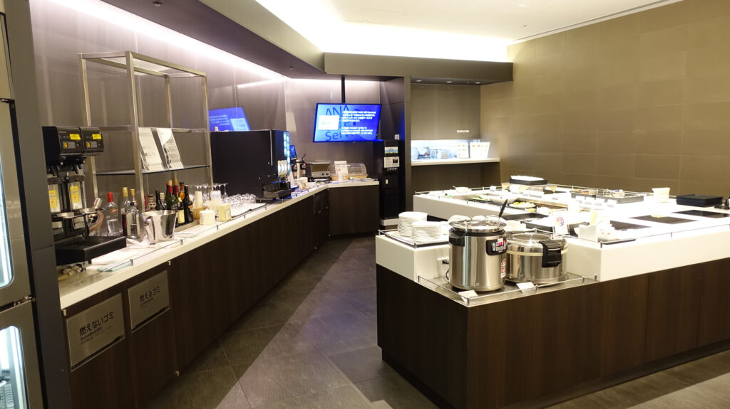 ANA SUITE LOUNGEでの　「DINING h」が豪華すぎた！　芸術的でとても美味しい逸品料理を堪能する

ラウンジごはんでは、世界の空港・ホテルのラウンジを中心に、サービスに含まれ無料でいただける食事やドリンクの紹介をしております。
ブッフェ　ドリンク　メニュー　食事　drink meal Lounge ワイン　シャンパン　無料