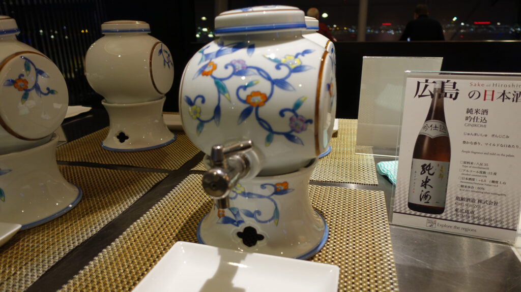 ANA LOUNGE(国際線)@ 羽田空港 HND
ラウンジごはんでは、世界の空港・ホテルのラウンジを中心に、サービスに含まれ無料でいただける食事やドリンクの紹介をしております。
ラウンジごはん ラウンジ ブッフェ ドリンク メニュー 食事 drink meal Lounge ワイン シャンパン
ブッフェ 無料 サラダ