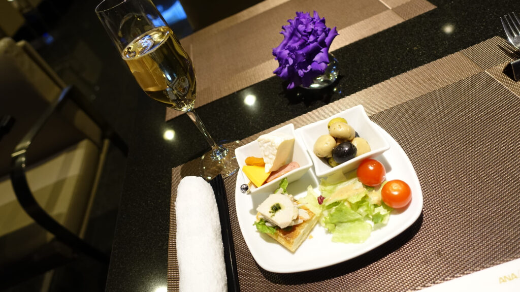 ANA SUITE LOUNGEでの　「DINING h」が豪華すぎた！　芸術的でとても美味しい逸品料理を堪能する

ラウンジごはんでは、世界の空港・ホテルのラウンジを中心に、サービスに含まれ無料でいただける食事やドリンクの紹介をしております。
ブッフェ　ドリンク　メニュー　食事　drink meal Lounge ワイン　シャンパン　無料