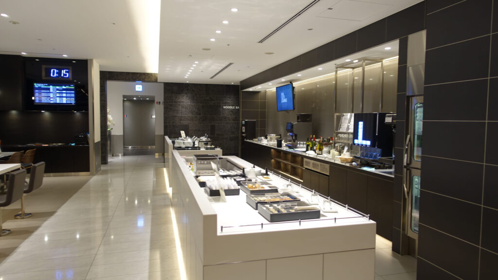 ANA SUITE LOUNGE(T3-114ゲート近く)@ 羽田空港 HND
ラウンジごはんでは、世界の空港・ホテルのラウンジを中心に、サービスに含まれ無料でいただける食事やドリンクの紹介をしております。
ブッフェ ドリンク メニュー 食事 drink meal Lounge ワイン シャンパン 無料