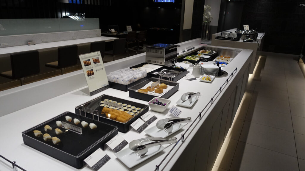 ANA SUITE LOUNGE(T3-114ゲート近く)@ 羽田空港 HND
ラウンジごはんでは、世界の空港・ホテルのラウンジを中心に、サービスに含まれ無料でいただける食事やドリンクの紹介をしております。
ブッフェ ドリンク メニュー 食事 drink meal Lounge ワイン シャンパン 無料