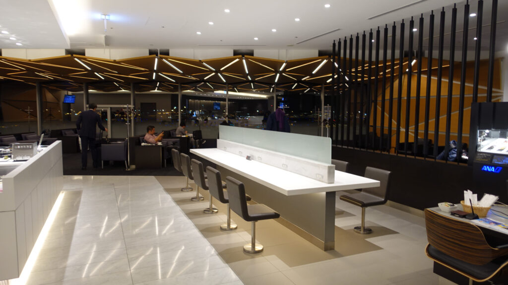 ANA SUITE LOUNGE(T3-114ゲート近く)@ 羽田空港 HND
ラウンジごはんでは、世界の空港・ホテルのラウンジを中心に、サービスに含まれ無料でいただける食事やドリンクの紹介をしております。
ブッフェ ドリンク メニュー 食事 drink meal Lounge ワイン シャンパン 無料