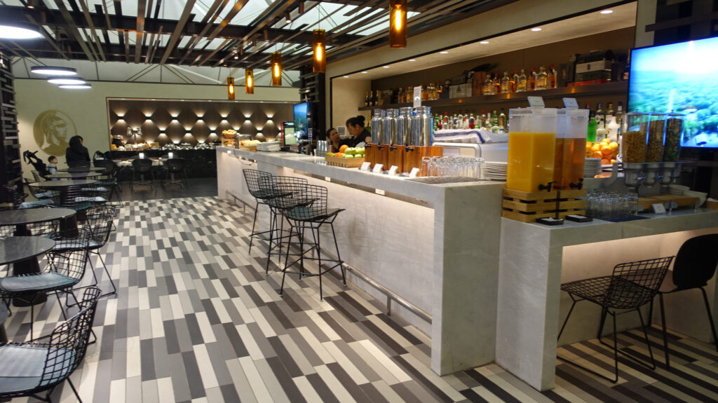 AMEX センチュリオンラウンジ ＠香港国際空港 HKG　センチュリオンラウンジの朝ごはんです。
ラウンジごはんでは、世界の空港・ホテルのラウンジを中心に、サービスに含まれ無料でいただける食事やドリンクの紹介をしております。
ブッフェ　ドリンク　メニュー　食事　drink meal Lounge ワイン　シャンパン　無料
