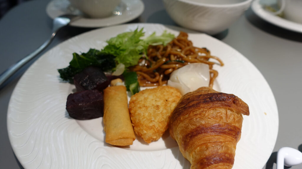 AMEX センチュリオンラウンジ ＠香港国際空港 HKG　センチュリオンラウンジの朝ごはんです。
ラウンジごはんでは、世界の空港・ホテルのラウンジを中心に、サービスに含まれ無料でいただける食事やドリンクの紹介をしております。
ブッフェ　ドリンク　メニュー　食事　drink meal Lounge ワイン　シャンパン　無料
