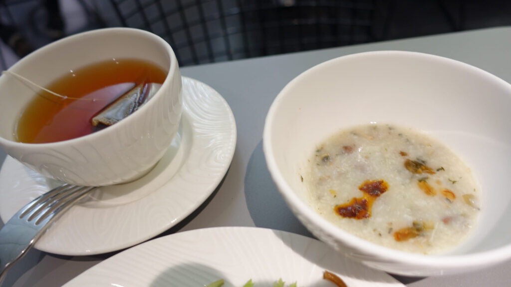 AMEX センチュリオンラウンジ ＠香港国際空港 HKG　センチュリオンラウンジの朝ごはんです。
ラウンジごはんでは、世界の空港・ホテルのラウンジを中心に、サービスに含まれ無料でいただける食事やドリンクの紹介をしております。
ブッフェ　ドリンク　メニュー　食事　drink meal Lounge ワイン　シャンパン　無料
