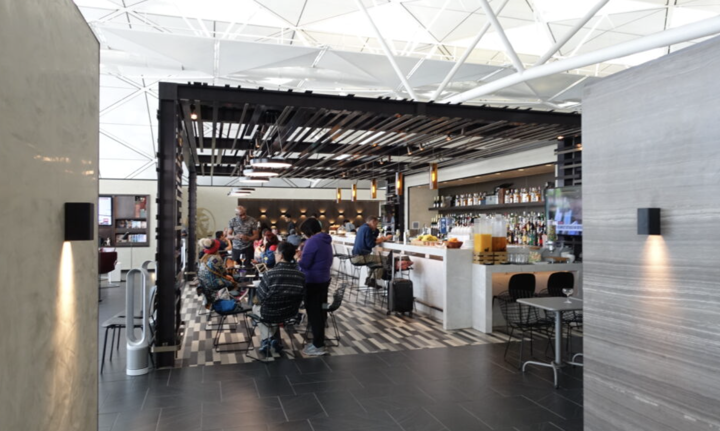 AMEX センチュリオンラウンジ でランチ時間のブッフェ紹介♡　シャンパンで乾杯 ＠香港国際空港 HKG