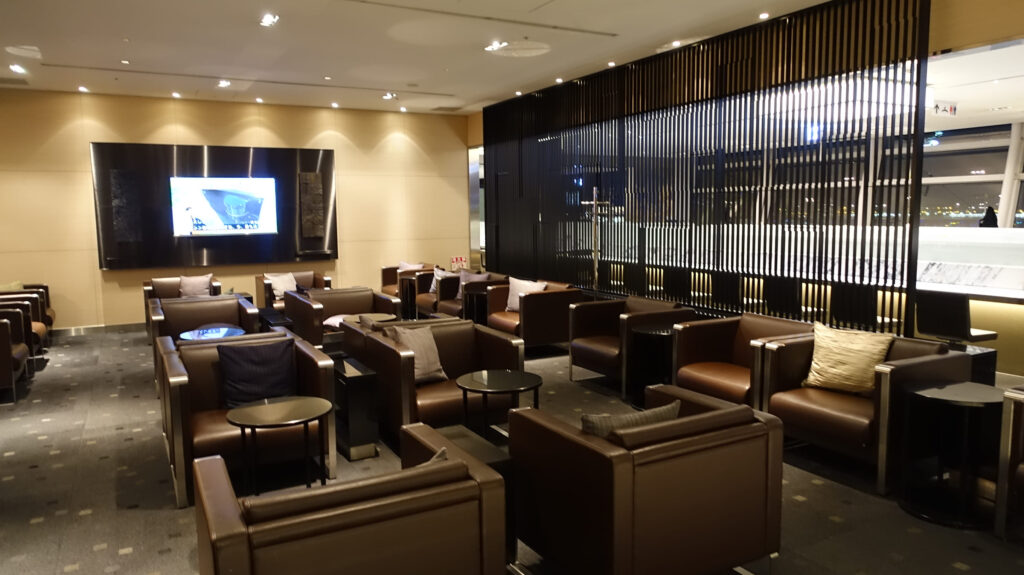 ANA LOUNGE(国際線)@ 羽田空港 HND
ラウンジごはんでは、世界の空港・ホテルのラウンジを中心に、サービスに含まれ無料でいただける食事やドリンクの紹介をしております。
ラウンジごはん ラウンジ ブッフェ ドリンク メニュー 食事 drink meal Lounge ワイン シャンパン
ブッフェ 無料 サラダ