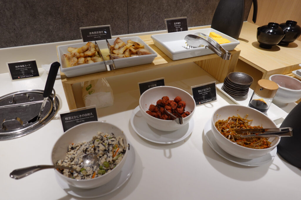 JAL サクララウンジ(国際線)@ 羽田空港 HND
ラウンジごはんでは、世界の空港・ホテルのラウンジを中心に、サービスに含まれ無料でいただける食事やドリンクの紹介をしております。
ラウンジごはん ラウンジ ブッフェ ドリンク メニュー 食事 drink meal Lounge ワイン シャンパン
ブッフェ 無料 サラダ