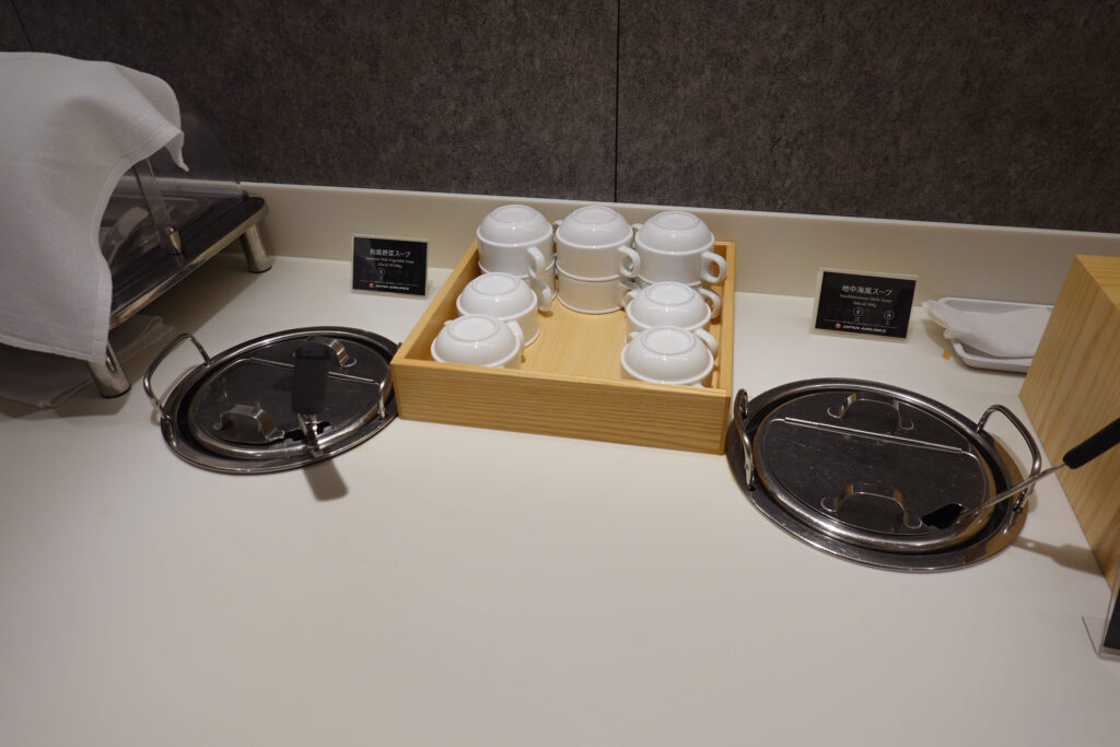 JAL サクララウンジ(国際線)@ 羽田空港 HND
ラウンジごはんでは、世界の空港・ホテルのラウンジを中心に、サービスに含まれ無料でいただける食事やドリンクの紹介をしております。
ラウンジごはん ラウンジ ブッフェ ドリンク メニュー 食事 drink meal Lounge ワイン シャンパン
ブッフェ 無料 サラダ