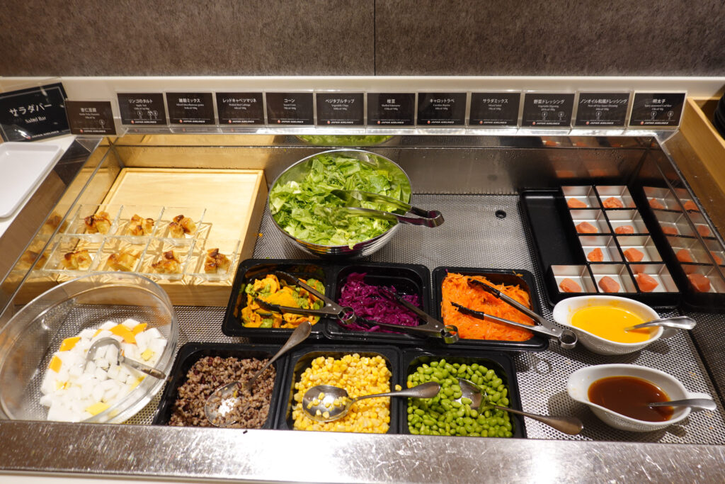 JAL サクララウンジ(国際線)@ 羽田空港 HND
ラウンジごはんでは、世界の空港・ホテルのラウンジを中心に、サービスに含まれ無料でいただける食事やドリンクの紹介をしております。
ラウンジごはん ラウンジ ブッフェ ドリンク メニュー 食事 drink meal Lounge ワイン シャンパン
ブッフェ 無料 サラダ