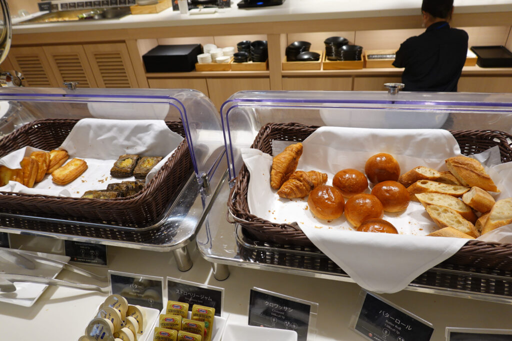 JAL サクララウンジ(国際線)@ 羽田空港 HND
ラウンジごはんでは、世界の空港・ホテルのラウンジを中心に、サービスに含まれ無料でいただける食事やドリンクの紹介をしております。
ラウンジごはん ラウンジ ブッフェ ドリンク メニュー 食事 drink meal Lounge ワイン シャンパン
ブッフェ 無料 サラダ