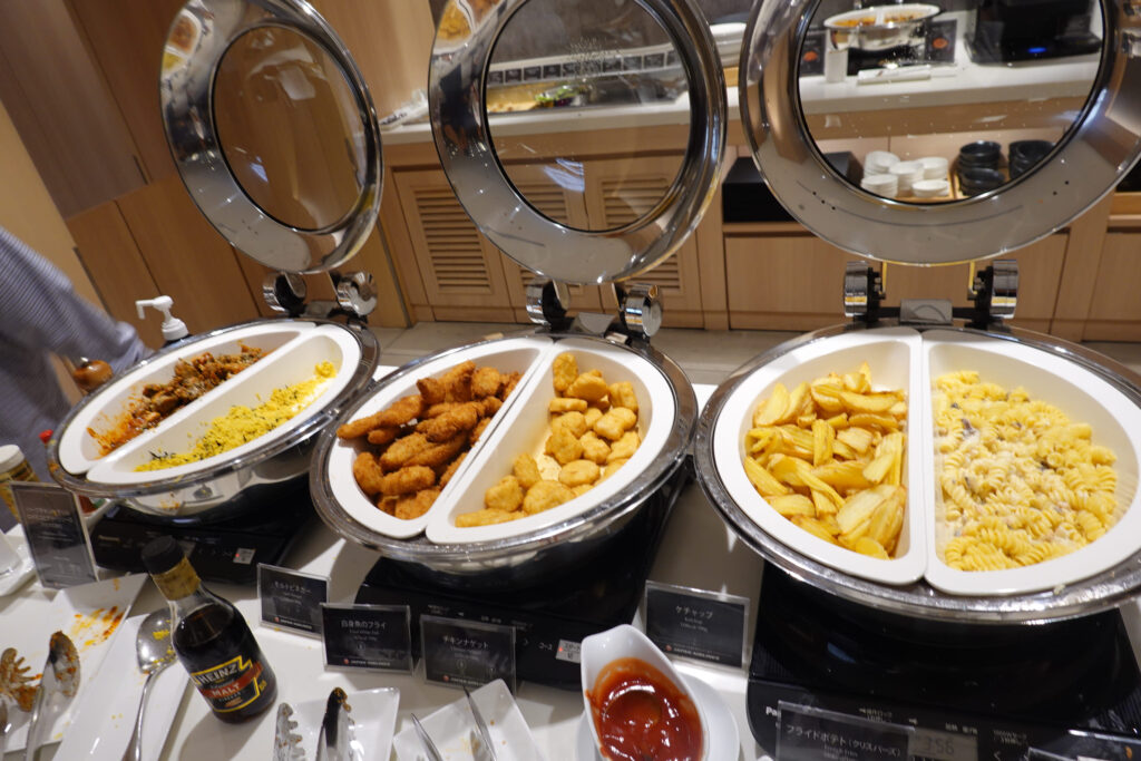 JAL サクララウンジ(国際線)@ 羽田空港 HND
ラウンジごはんでは、世界の空港・ホテルのラウンジを中心に、サービスに含まれ無料でいただける食事やドリンクの紹介をしております。
ラウンジごはん ラウンジ ブッフェ ドリンク メニュー 食事 drink meal Lounge ワイン シャンパン
ブッフェ 無料 サラダ