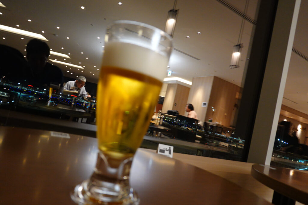 JAL サクララウンジ(国際線)@ 羽田空港 HND
ラウンジごはんでは、世界の空港・ホテルのラウンジを中心に、サービスに含まれ無料でいただける食事やドリンクの紹介をしております。
ラウンジごはん ラウンジ ブッフェ ドリンク メニュー 食事 drink meal Lounge ワイン シャンパン
ブッフェ 無料 サラダ