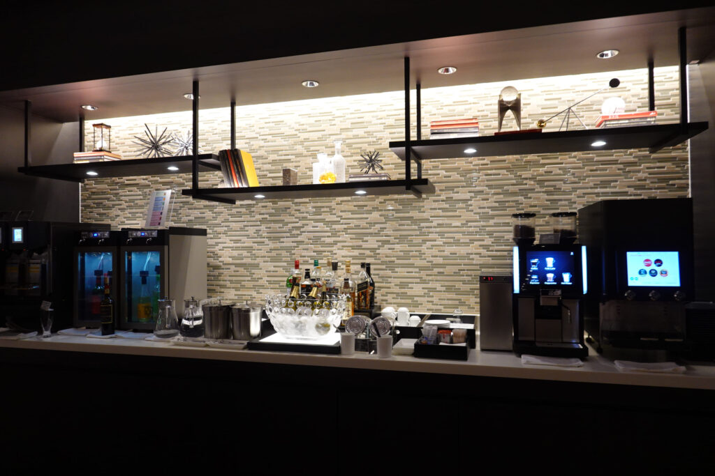 JAL サクララウンジ(国際線)@ 羽田空港 HND
ラウンジごはんでは、世界の空港・ホテルのラウンジを中心に、サービスに含まれ無料でいただける食事やドリンクの紹介をしております。
ラウンジごはん ラウンジ ブッフェ ドリンク メニュー 食事 drink meal Lounge ワイン シャンパン
ブッフェ 無料 サラダ