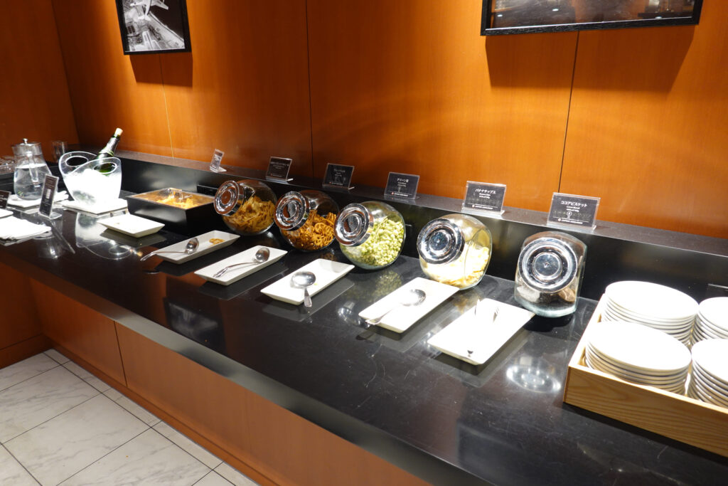 JAL サクララウンジ(国際線)@ 羽田空港 HND
ラウンジごはんでは、世界の空港・ホテルのラウンジを中心に、サービスに含まれ無料でいただける食事やドリンクの紹介をしております。
ラウンジごはん ラウンジ ブッフェ ドリンク メニュー 食事 drink meal Lounge ワイン シャンパン
ブッフェ 無料 サラダ