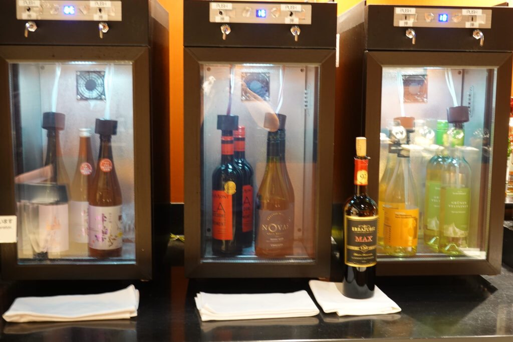 JAL サクララウンジ(国際線)@ 羽田空港 HND
ラウンジごはんでは、世界の空港・ホテルのラウンジを中心に、サービスに含まれ無料でいただける食事やドリンクの紹介をしております。
ラウンジごはん ラウンジ ブッフェ ドリンク メニュー 食事 drink meal Lounge ワイン シャンパン
ブッフェ 無料 サラダ