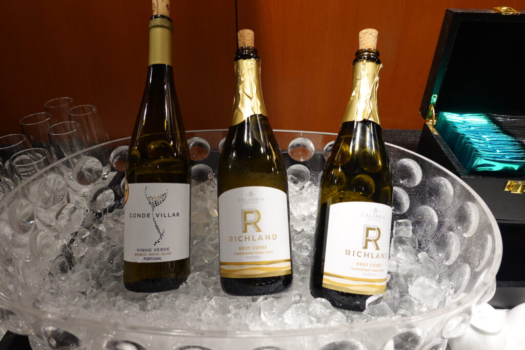 JAL サクララウンジ(国際線)@ 羽田空港 HND
ラウンジごはんでは、世界の空港・ホテルのラウンジを中心に、サービスに含まれ無料でいただける食事やドリンクの紹介をしております。
ラウンジごはん ラウンジ ブッフェ ドリンク メニュー 食事 drink meal Lounge ワイン シャンパン
ブッフェ 無料 サラダ