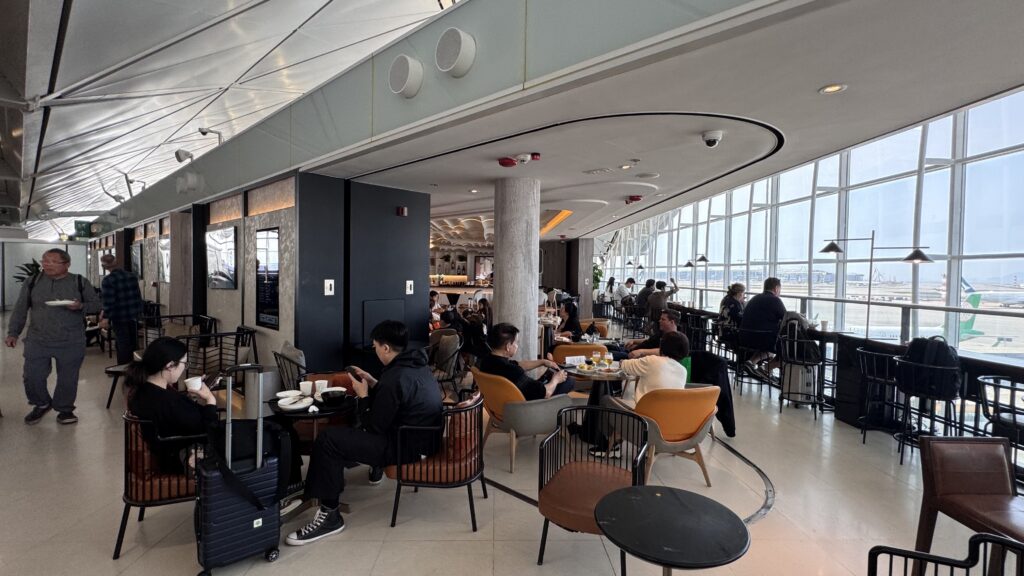 Plaza Premium Lounge ＠香港国際空港 HKG
香港国際空港　プラザプレミアムラウンジ  （ゲート60付近）のラウンジごはんです。
ラウンジごはんでは、世界の空港・ホテルのラウンジを中心に、サービスに含まれ無料でいただける食事やドリンクの紹介をしております。
ブッフェ　ドリンク　メニュー　食事　drink meal Lounge ワイン　シャンパン　無料
