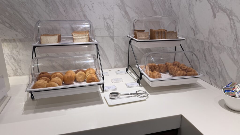 VIP Lounge 36 @上海浦東国際空港 PVG(中国東方航空運営)
上海浦東空港 T1 VIP Lounge 36 のラウンジごはんです。
ラウンジごはんでは、世界の空港・ホテルのラウンジを中心に、サービスに含まれ無料でいただける食事やドリンクの紹介をしております。
ブッフェ ドリンク メニュー 食事 drink meal Lounge ワイン シャンパン 無料