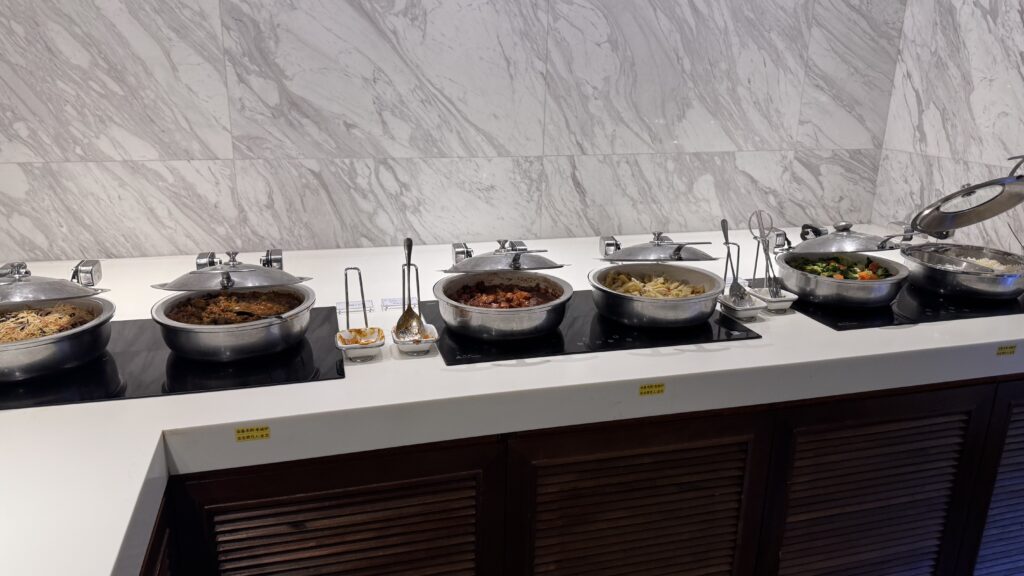 VIP Lounge 36 @上海浦東国際空港 PVG(中国東方航空運営)
上海浦東空港 T1 VIP Lounge 36 のラウンジごはんです。
ラウンジごはんでは、世界の空港・ホテルのラウンジを中心に、サービスに含まれ無料でいただける食事やドリンクの紹介をしております。
ブッフェ ドリンク メニュー 食事 drink meal Lounge ワイン シャンパン 無料