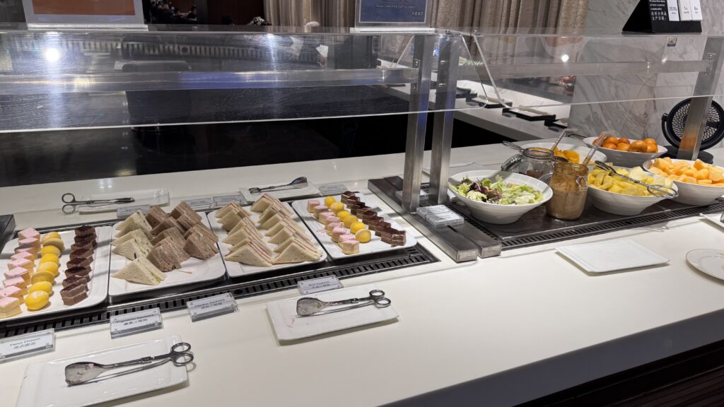 VIP Lounge 36 @上海浦東国際空港 PVG(中国東方航空運営)
上海浦東空港 T1 VIP Lounge 36 のラウンジごはんです。
ラウンジごはんでは、世界の空港・ホテルのラウンジを中心に、サービスに含まれ無料でいただける食事やドリンクの紹介をしております。
ブッフェ ドリンク メニュー 食事 drink meal Lounge ワイン シャンパン 無料