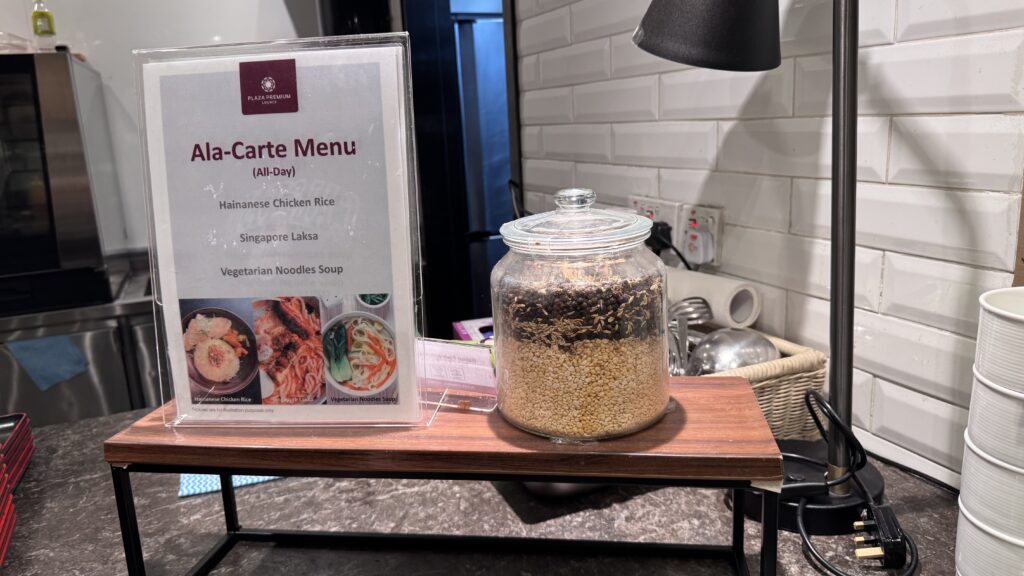 PlazaPremiam Lounge ＠シンガポール・チャンギ国際空港 SIN
シンガポール・チャンギ国際空港のプラザプレミアムラウンジのラウンジごはんです。

ラウンジごはんでは、世界の空港・ホテルのラウンジを中心に、サービスに含まれ無料でいただける食事やドリンクの紹介をしております。
ブッフェ　ドリンク　メニュー　食事　drink meal Lounge ワイン　シャンパン　無料