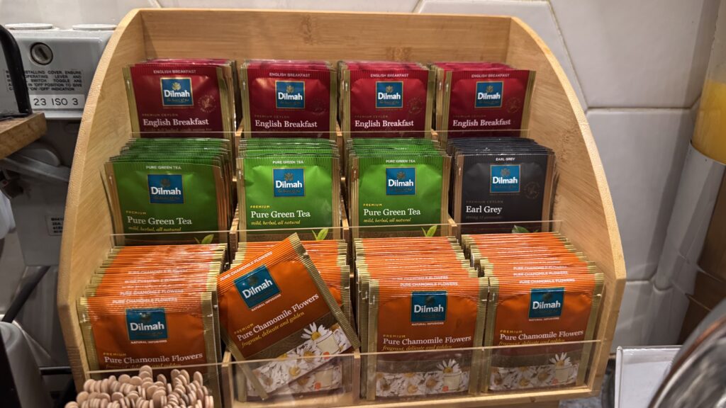 PlazaPremiam Lounge ＠シンガポール・チャンギ国際空港 SIN
シンガポール・チャンギ国際空港のプラザプレミアムラウンジのラウンジごはんです。

ラウンジごはんでは、世界の空港・ホテルのラウンジを中心に、サービスに含まれ無料でいただける食事やドリンクの紹介をしております。
ブッフェ　ドリンク　メニュー　食事　drink meal Lounge ワイン　シャンパン　無料
