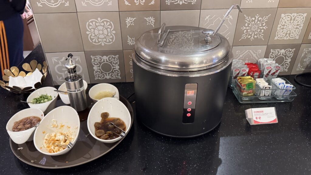 SATS Lounge ＠シンガポール・チャンギ国際空港 SIN
シンガポール国際空港　T1 サッツラウンジのラウンジごはんです。
ラウンジごはんでは、世界の空港・ホテルのラウンジを中心に、サービスに含まれ無料でいただける食事やドリンクの紹介をしております。
ブッフェ　ドリンク　メニュー　食事　drink meal Lounge ワイン　シャンパン　無料