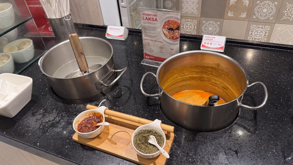 SATS Lounge ＠シンガポール・チャンギ国際空港 SIN
シンガポール国際空港　T1 サッツラウンジのラウンジごはんです。
ラウンジごはんでは、世界の空港・ホテルのラウンジを中心に、サービスに含まれ無料でいただける食事やドリンクの紹介をしております。
ブッフェ　ドリンク　メニュー　食事　drink meal Lounge ワイン　シャンパン　無料