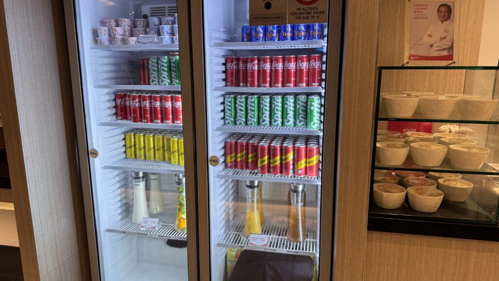 SATS Lounge ＠シンガポール・チャンギ国際空港 SIN
シンガポール国際空港　T1 サッツラウンジのラウンジごはんです。
ラウンジごはんでは、世界の空港・ホテルのラウンジを中心に、サービスに含まれ無料でいただける食事やドリンクの紹介をしております。
ブッフェ　ドリンク　メニュー　食事　drink meal Lounge ワイン　シャンパン　無料