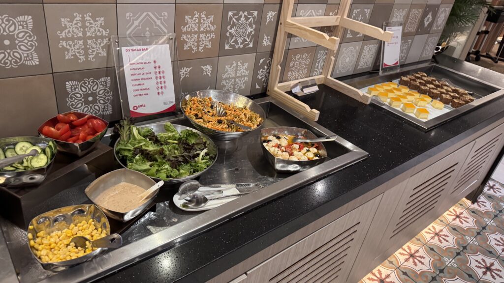 SATS Lounge ＠シンガポール・チャンギ国際空港 SIN
シンガポール国際空港　T1 サッツラウンジのラウンジごはんです。
ラウンジごはんでは、世界の空港・ホテルのラウンジを中心に、サービスに含まれ無料でいただける食事やドリンクの紹介をしております。
ブッフェ　ドリンク　メニュー　食事　drink meal Lounge ワイン　シャンパン　無料