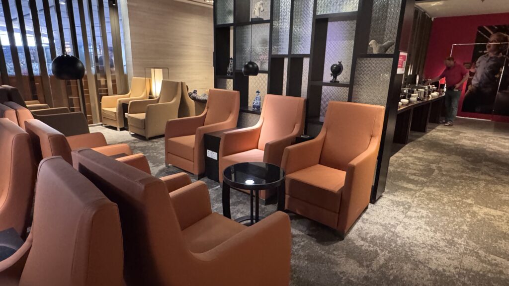 Marhaba Lounge ＠シンガポール・チャンギ国際空港 SIN
シンガポール国際空港　マルハバラウンジのラウンジごはんです。

ラウンジごはんでは、世界の空港・ホテルのラウンジを中心に、サービスに含まれ無料でいただける食事やドリンクの紹介をしております。
ブッフェ　ドリンク　メニュー　食事　drink meal Lounge ワイン　シャンパン　無料