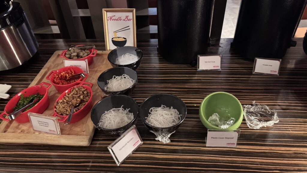 Marhaba Lounge ＠シンガポール・チャンギ国際空港 SIN
シンガポール国際空港　マルハバラウンジのラウンジごはんです。

ラウンジごはんでは、世界の空港・ホテルのラウンジを中心に、サービスに含まれ無料でいただける食事やドリンクの紹介をしております。
ブッフェ　ドリンク　メニュー　食事　drink meal Lounge ワイン　シャンパン　無料