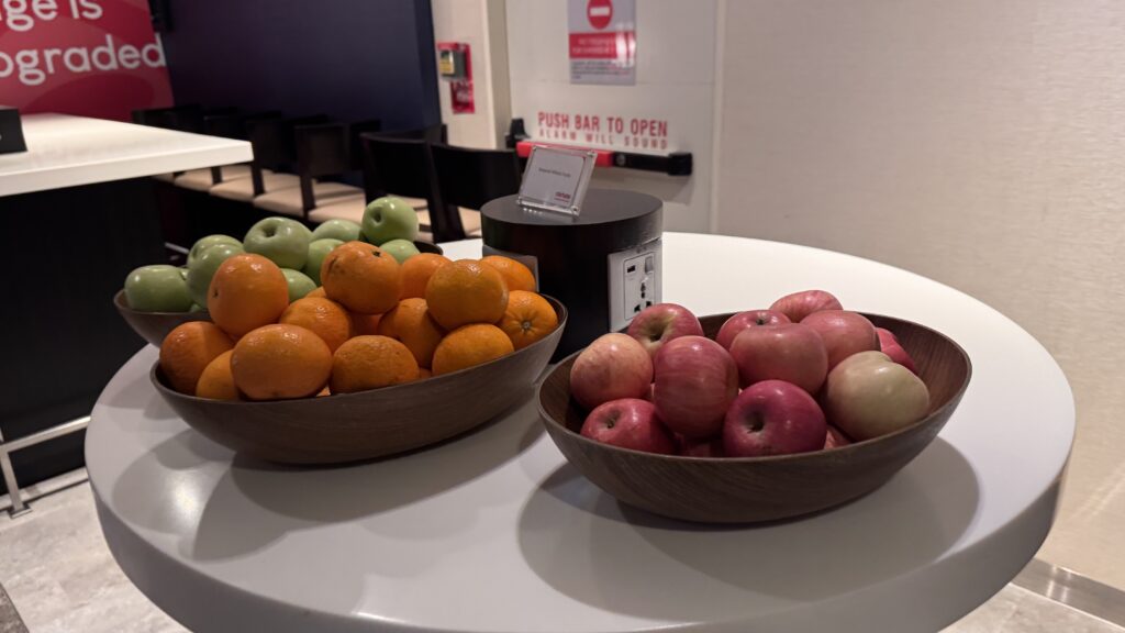 Marhaba Lounge ＠シンガポール・チャンギ国際空港 SIN
シンガポール国際空港　マルハバラウンジのラウンジごはんです。

ラウンジごはんでは、世界の空港・ホテルのラウンジを中心に、サービスに含まれ無料でいただける食事やドリンクの紹介をしております。
ブッフェ　ドリンク　メニュー　食事　drink meal Lounge ワイン　シャンパン　無料