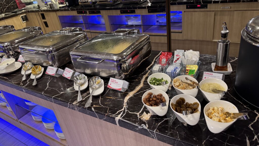 SATS Lounge ＠シンガポール・チャンギ国際空港 SIN
シンガポール国際空港　T2 サッツラウンジのラウンジごはんです。
ラウンジごはんでは、世界の空港・ホテルのラウンジを中心に、サービスに含まれ無料でいただける食事やドリンクの紹介をしております。
ブッフェ　ドリンク　メニュー　食事　drink meal Lounge ワイン　シャンパン　無料