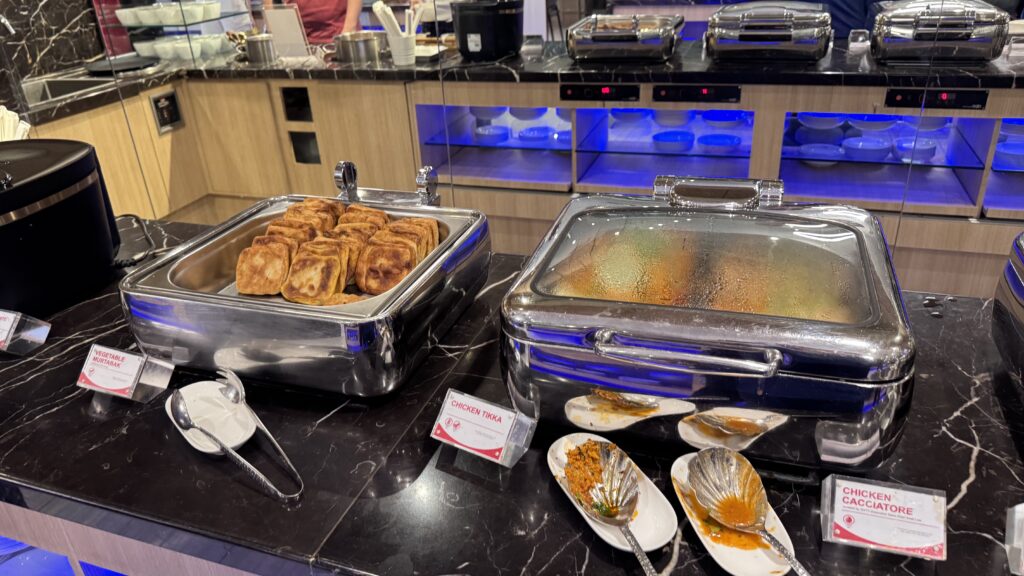 SATS Lounge ＠シンガポール・チャンギ国際空港 SIN
シンガポール国際空港　T2 サッツラウンジのラウンジごはんです。
ラウンジごはんでは、世界の空港・ホテルのラウンジを中心に、サービスに含まれ無料でいただける食事やドリンクの紹介をしております。
ブッフェ　ドリンク　メニュー　食事　drink meal Lounge ワイン　シャンパン　無料
