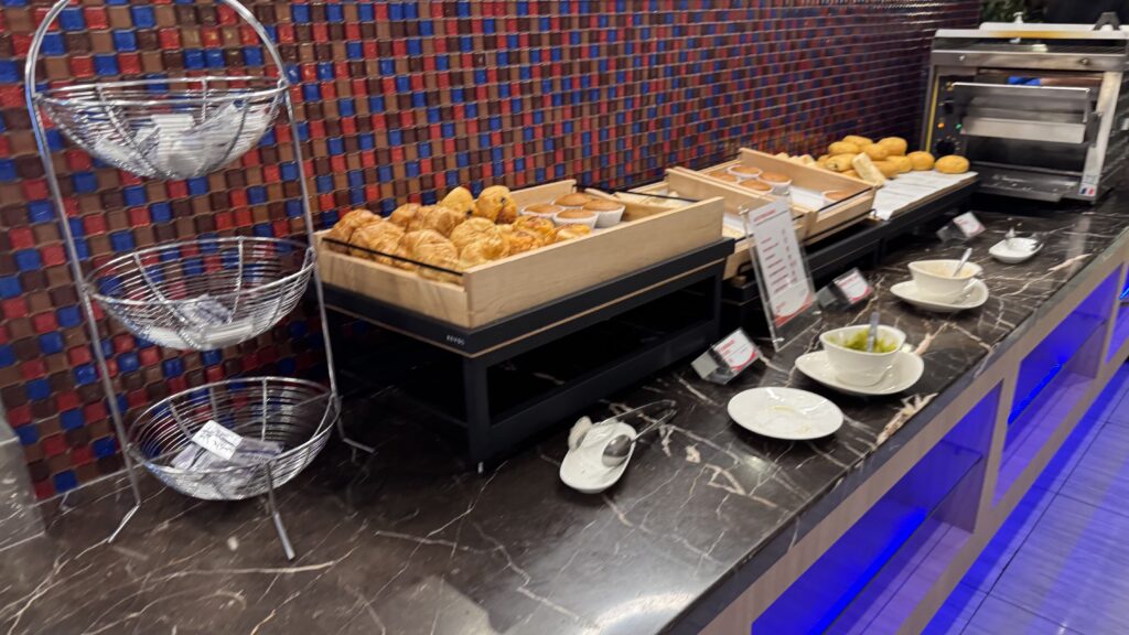 SATS Lounge ＠シンガポール・チャンギ国際空港 SIN
シンガポール国際空港　T2 サッツラウンジのラウンジごはんです。
ラウンジごはんでは、世界の空港・ホテルのラウンジを中心に、サービスに含まれ無料でいただける食事やドリンクの紹介をしております。
ブッフェ　ドリンク　メニュー　食事　drink meal Lounge ワイン　シャンパン　無料