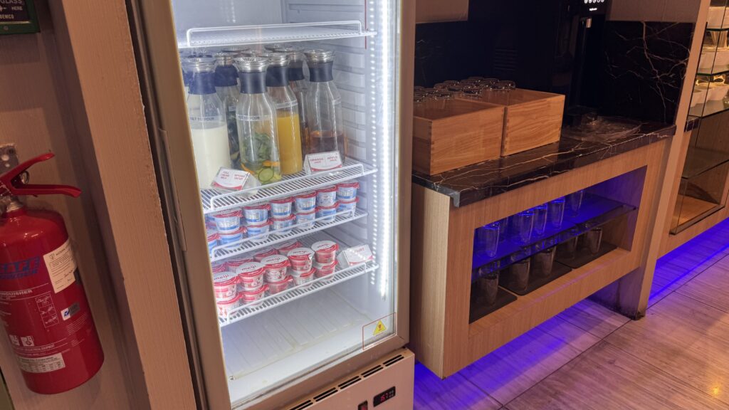 SATS Lounge ＠シンガポール・チャンギ国際空港 SIN
シンガポール国際空港　T2 サッツラウンジのラウンジごはんです。
ラウンジごはんでは、世界の空港・ホテルのラウンジを中心に、サービスに含まれ無料でいただける食事やドリンクの紹介をしております。
ブッフェ　ドリンク　メニュー　食事　drink meal Lounge ワイン　シャンパン　無料