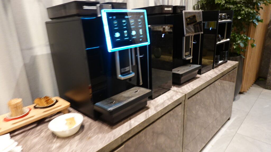 Juwel Lounge ＠シンガポール・チャンギ国際空港 SIN
チャンギ空港　Juwelラウンジのラウンジごはんです。

ラウンジごはんでは、世界の空港・ホテルのラウンジを中心に、サービスに含まれ無料でいただける食事やドリンクの紹介をしております。
ブッフェ　ドリンク　メニュー　食事　drink meal Lounge ワイン　シャンパン　無料