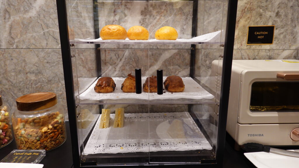 Juwel Lounge ＠シンガポール・チャンギ国際空港 SIN
チャンギ空港　Juwelラウンジのラウンジごはんです。

ラウンジごはんでは、世界の空港・ホテルのラウンジを中心に、サービスに含まれ無料でいただける食事やドリンクの紹介をしております。
ブッフェ　ドリンク　メニュー　食事　drink meal Lounge ワイン　シャンパン　無料
