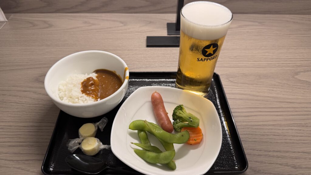 SKY LOUNGE South ＠羽田空港 HND（国際線）ラウンジごはんでは、世界の空港・ホテルのラウンジを中心に、サービスに含まれ無料でいただける食事やドリンクの紹介をしております。
ラウンジごはん　ラウンジ　ブッフェ　ドリンク　メニュー　食事　drink meal Lounge ワイン　シャンパン　
ブッフェ　無料　サラダ　