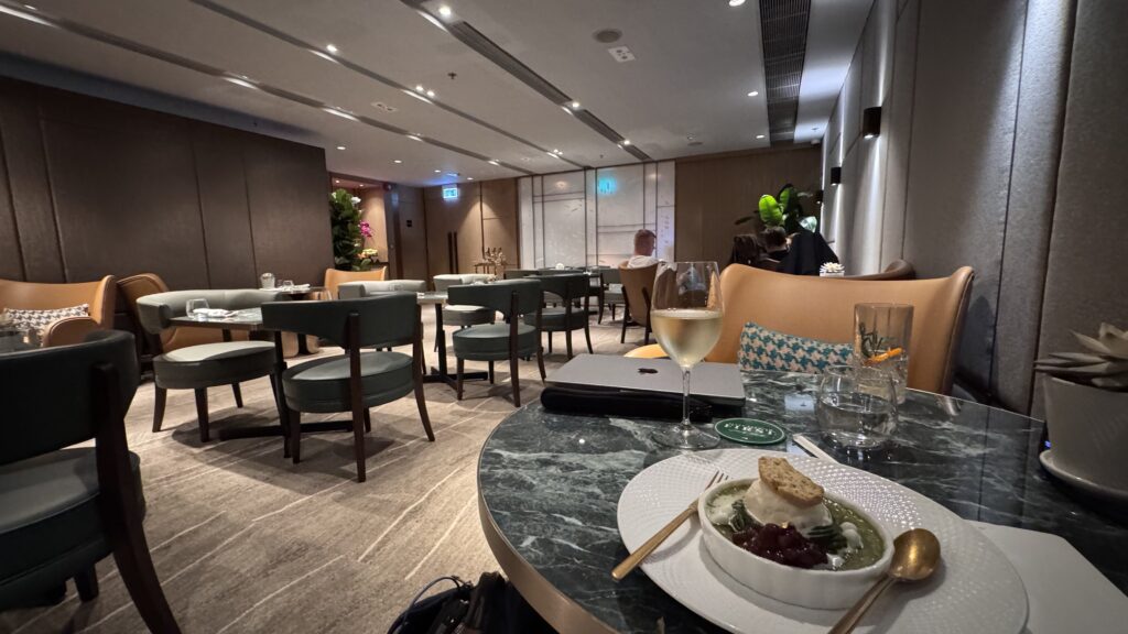 Plaza Premium FIRST @香港国際空港 HKG インフィニティルーム Infinity room
香港国際空港のプラザ・プレミアム「ファースト」ラウンジに再訪しました。
ラウンジごはんでは、世界の空港・ホテルのラウンジを中心に、サービスに含まれ無料でいただける食事やドリンクの紹介をしております。
ブッフェ ドリンク メニュー 食事 drink meal Lounge ワイン シャンパン 無料