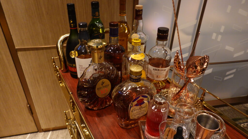 Plaza Premium FIRST @香港国際空港 HKG インフィニティルーム Infinity room
香港国際空港のプラザ・プレミアム「ファースト」ラウンジに再訪しました。
ラウンジごはんでは、世界の空港・ホテルのラウンジを中心に、サービスに含まれ無料でいただける食事やドリンクの紹介をしております。
ブッフェ ドリンク メニュー 食事 drink meal Lounge ワイン シャンパン 無料